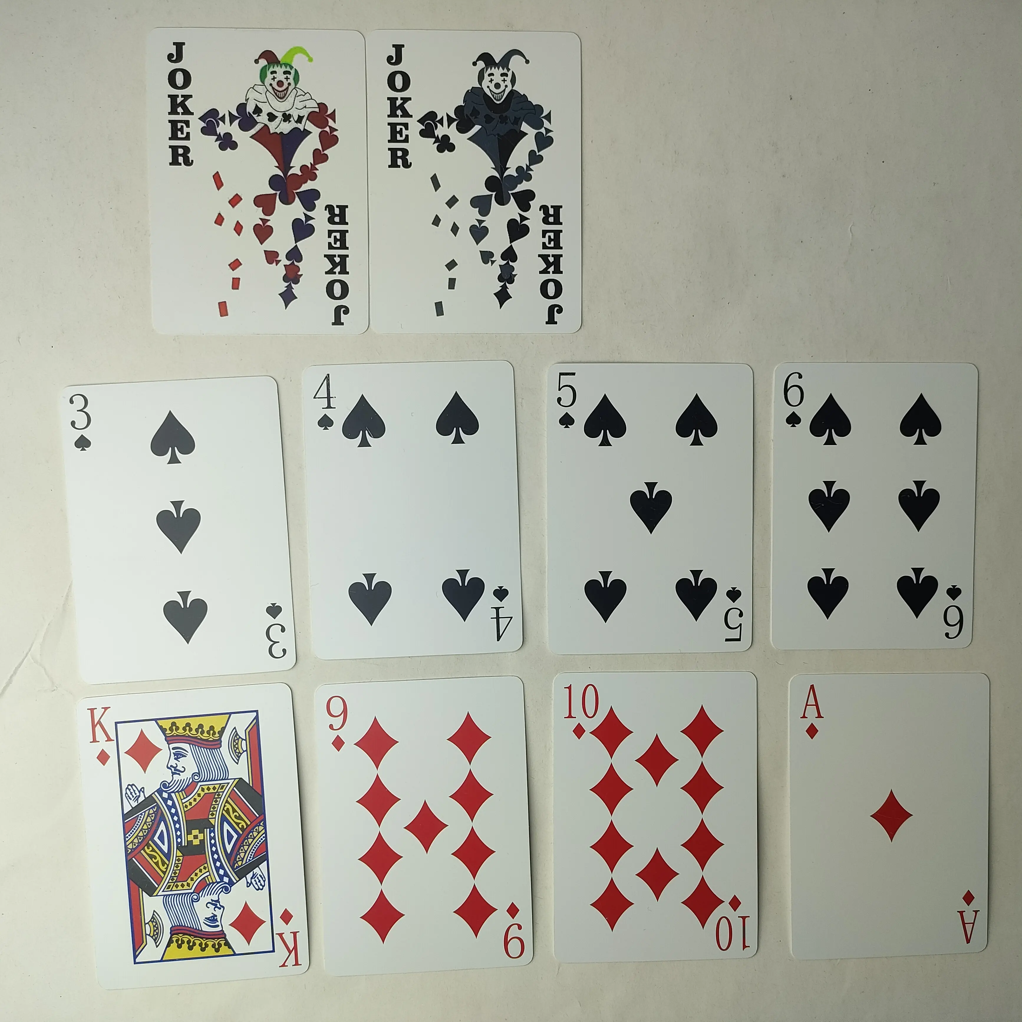 Hochwertige, individuell gestaltbare klassische Spielkarten aus PVC – strapazierfähiges Kartenmaterial für Poker, Markenwerbung und Sammler. 1