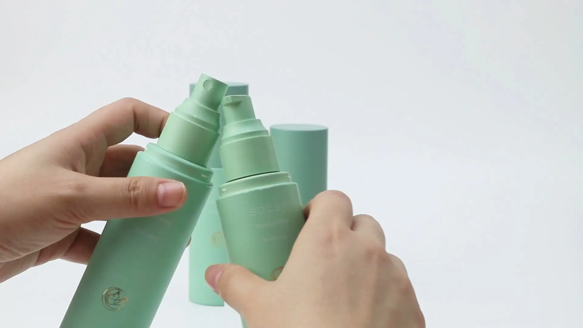 Venta al por mayor de frascos cosméticos de plástico vacíos de 80 ml, 100 ml, 120 ml y 150 ml, con dosificador y pulverizador de hombros planos. 1