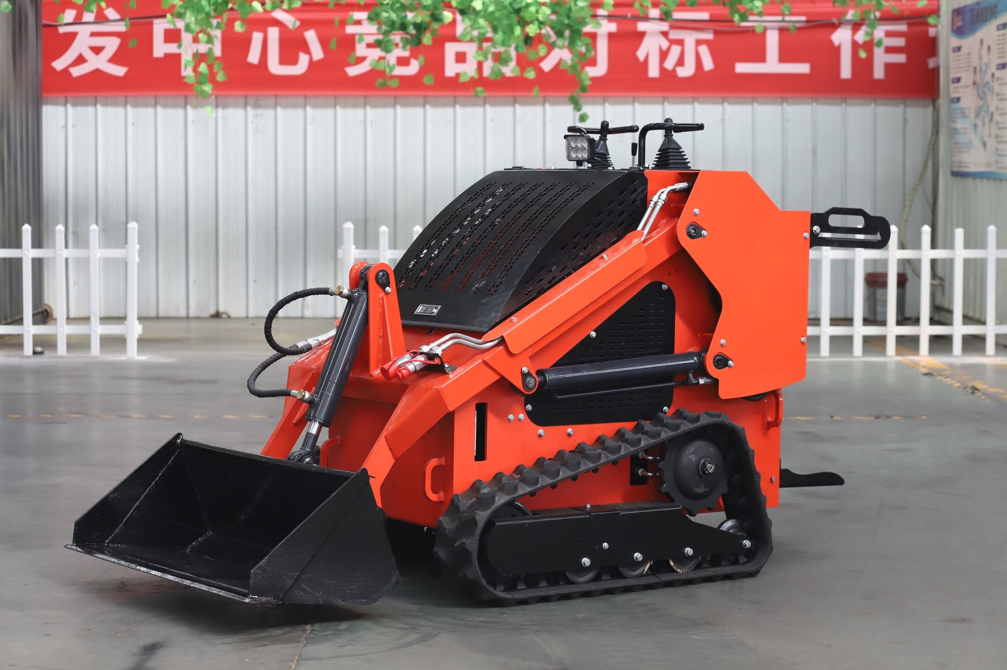 Chargeuse compacte à direction différentielle CE EPA Euro 5, moteur diesel, hydraulique intelligente, mini chargeuse compacte domestique 7