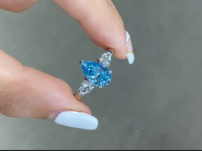 18K White Gold Pear Shaped Blue Lab Diamond Three-Stone Ring 1