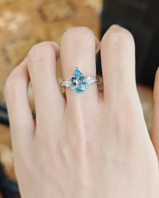 18k Luxurious Intense Blue lab Grown Pear Shaped Ring For Engagemment 1