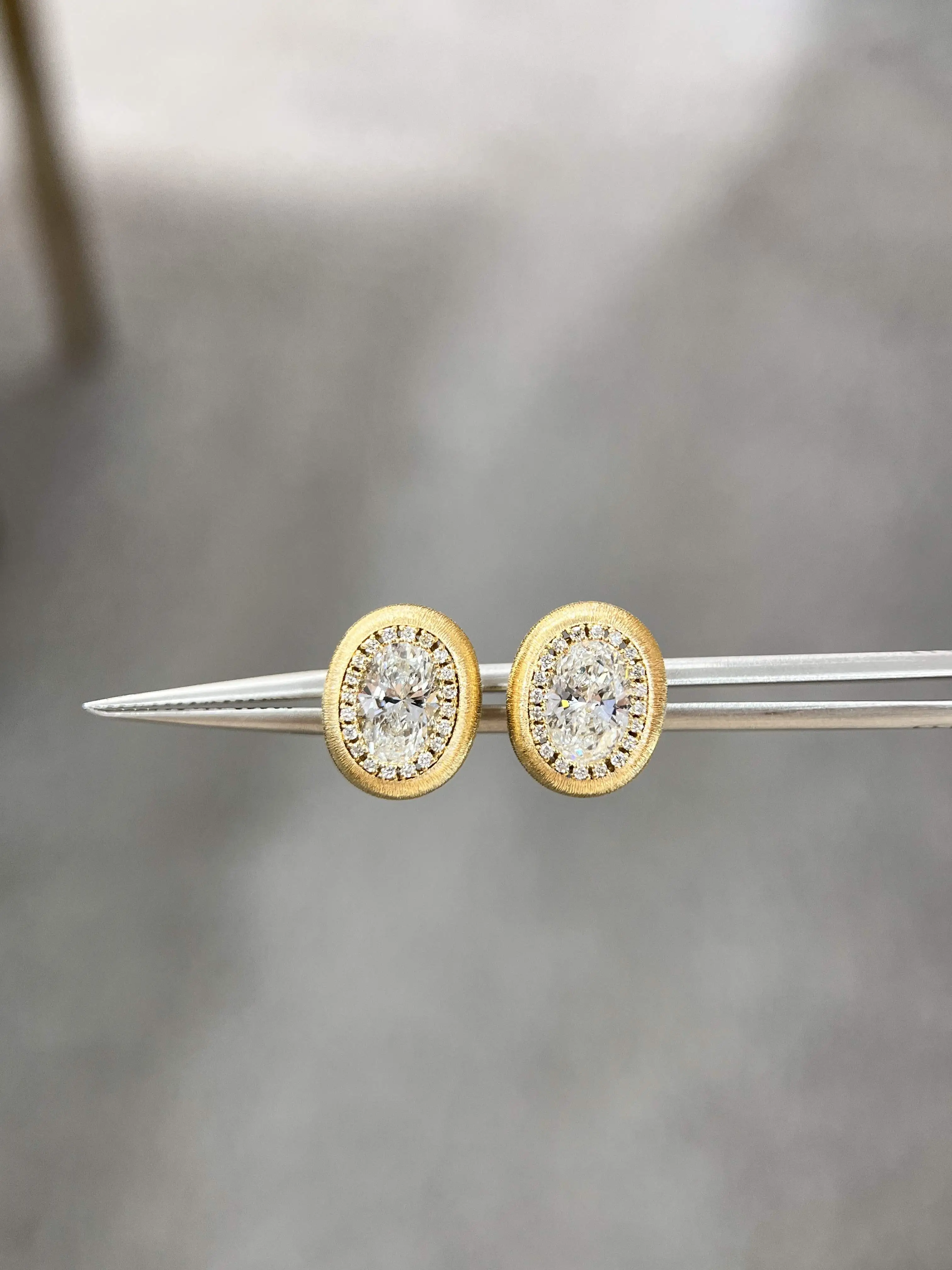 18k gold lab diamonds earrings 2.123ct Oval earrings with IGIcertification 1