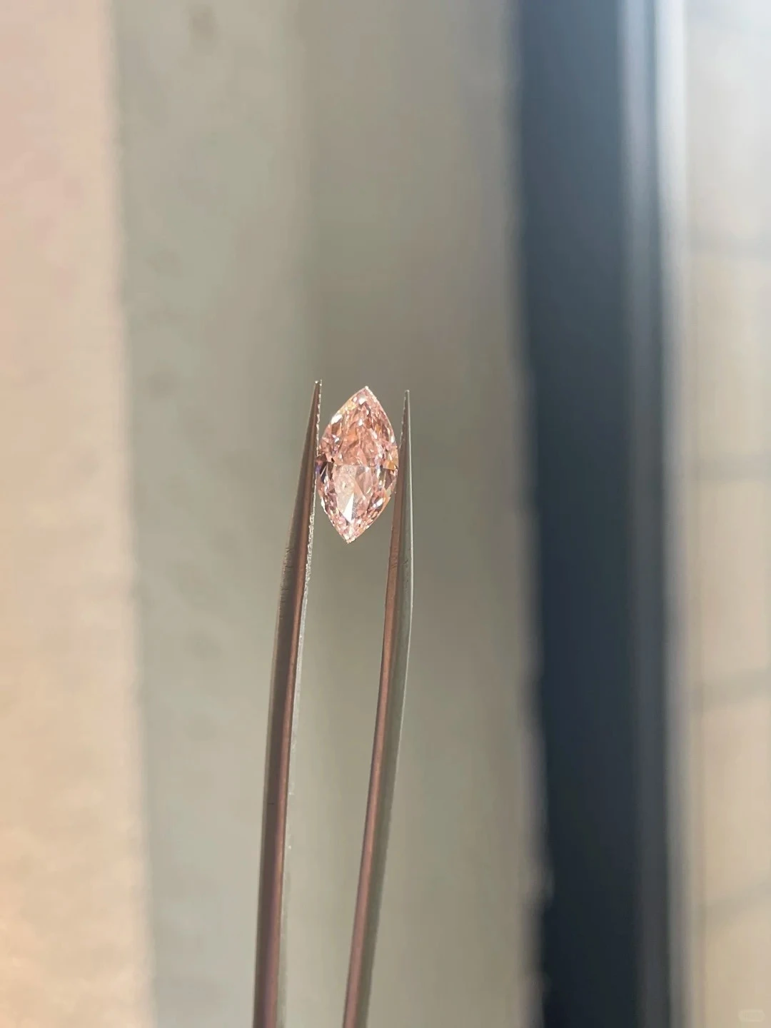 High-quality marquise-cut pink uncut gemstones laboratory-grown gemstones can be set in rings and necklaces. 1