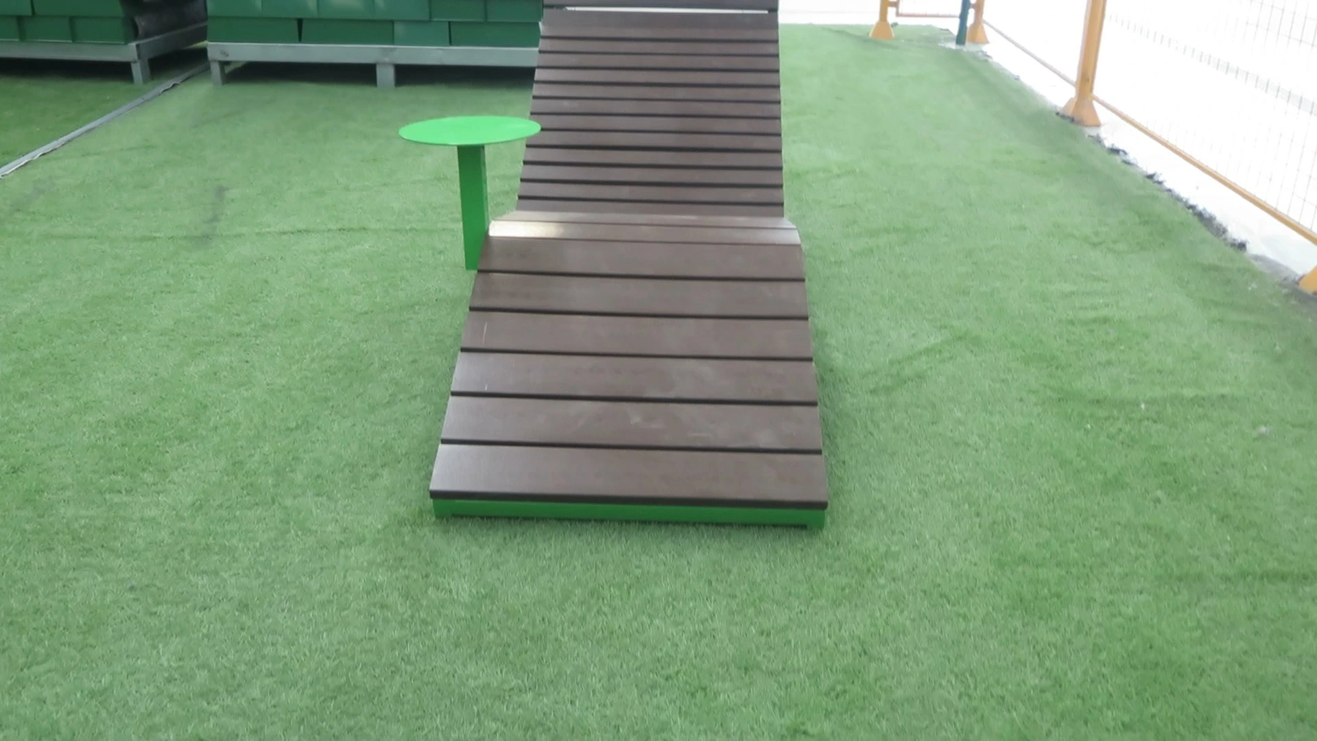 كرسي استلقاء للتشمس مصنوع من خشب الساج مخصص من المصنع مع طاولة للحديقة وحمام السباحة والشاطئ 1