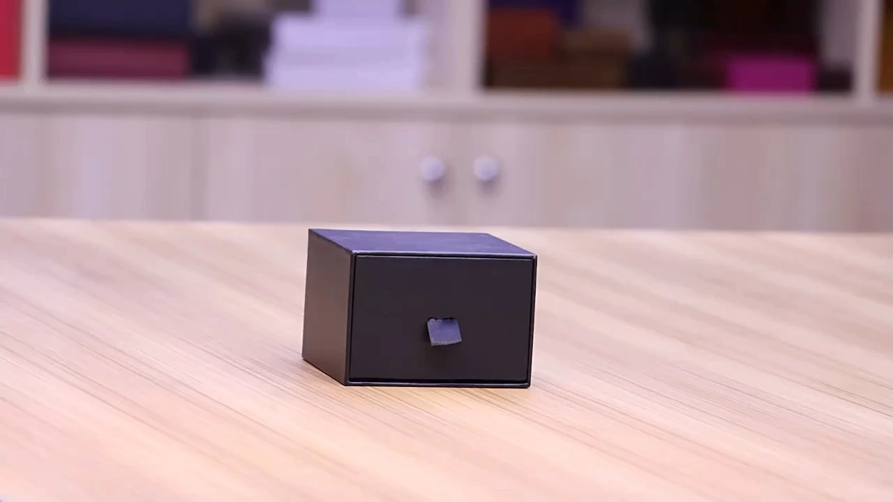 Boîte à montres créative à ouverture coulissante en papier spécialisé et fibres PU avec coussin 1