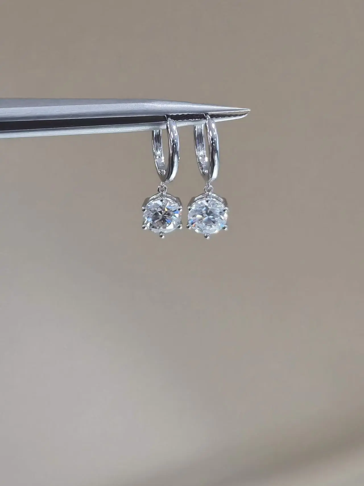 أقراط ألماس لاب كلاسيكية من البلاتين عيار 2.123 قيراط، أقراط دائرية بشهادة IGI 1