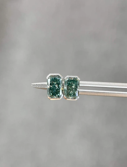 أقراط ألماس خضراء لامعة من الذهب الأبيض عيار 18 قيراطًا عالي الجودة، مصنوعة بحرفية دقيقة 1