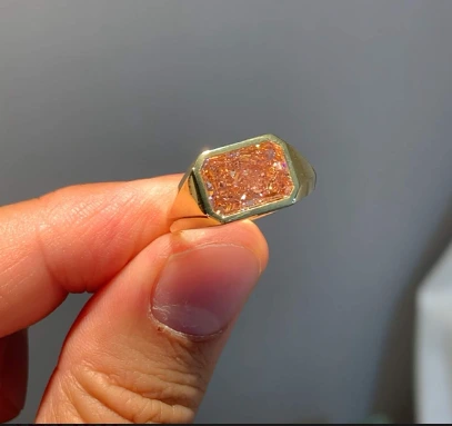 خاتم فاخر من الذهب عيار 18 قيراطًا مرصع بالألماس الوردي اللامع 1