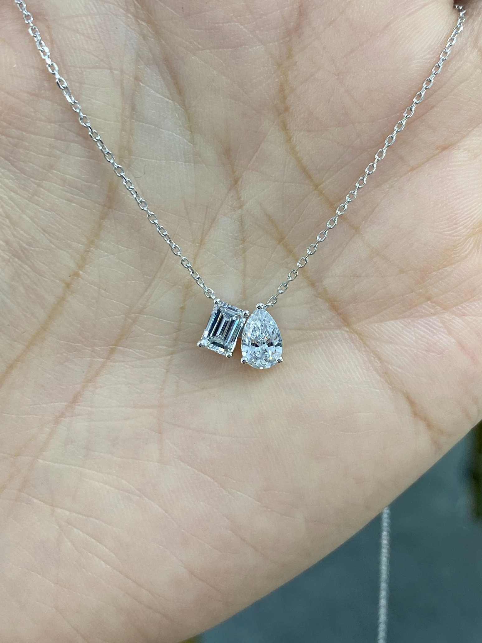 Collar de platino con doble piedra de 1,03 ct, talla pera y talla esmeralda, pureza VVS 1