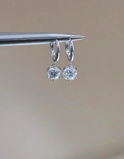 أقراط ألماس مبهرة مزروعة في المختبر بوزن 2.123 قيراط بتصميم رائع للارتداء اليومي الفاخر 1