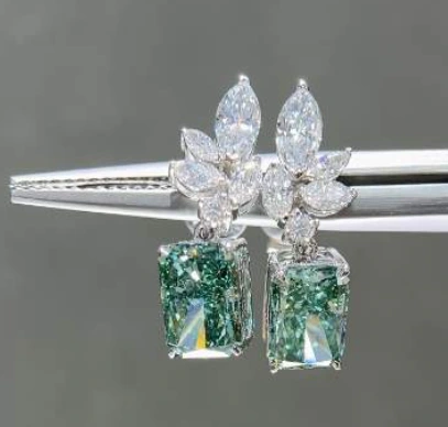 أقراط فاخرة من الذهب الأبيض عيار 18 قيراطًا مرصعة بالألماس الأخضر المزروع في المختبر، بألوان زاهية ولمعان مبهر لها 1