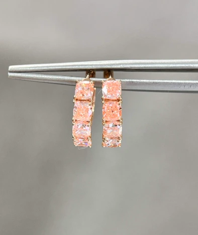 أقراط من الذهب الأحمر عيار 18 قيراطًا مرصعة بالألماس المزروع في المختبر، تتميز بحرفية دقيقة وتألق رومانسي 1