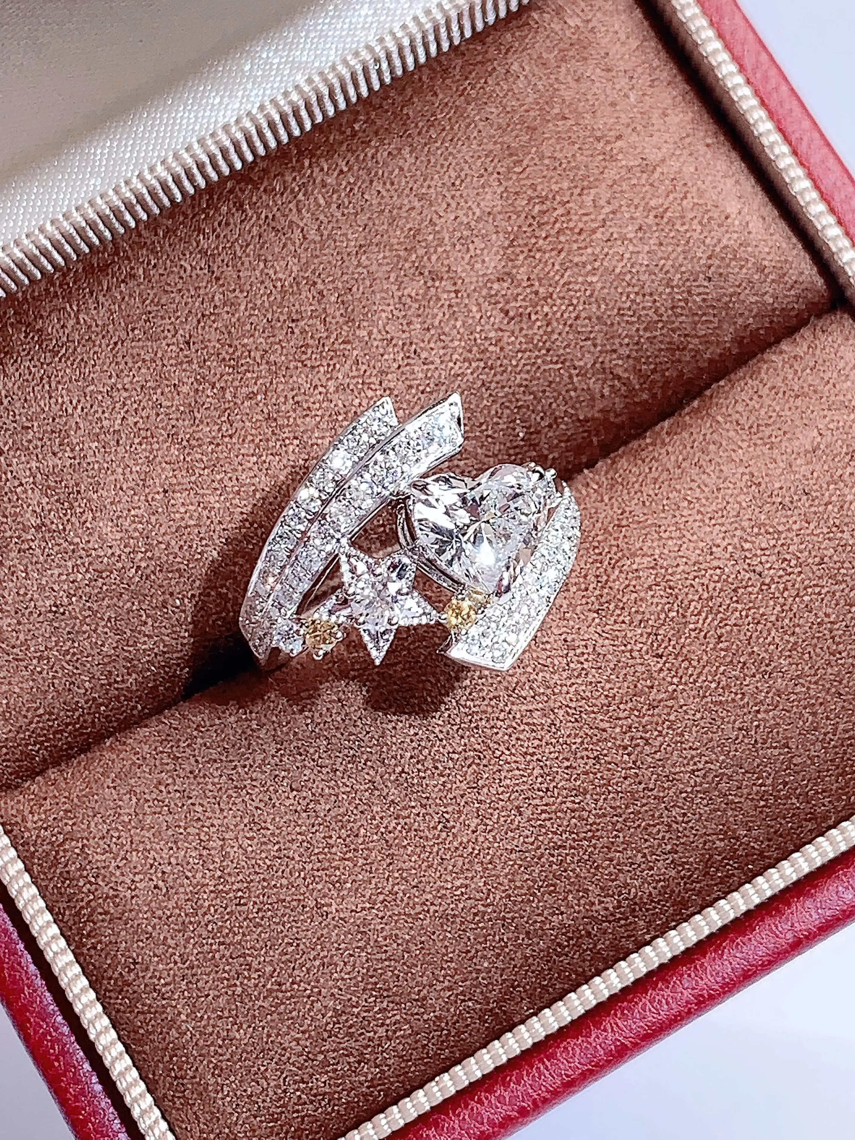 Bague en or blanc 18 carats avec étoile et diamant taille cœur de 1,15 carat, certifiée IGI. 1