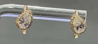 أقراط ألماس فاخرة على شكل كمثرى من لابرادور، تُضفي لمسة من التألق والرقي 1