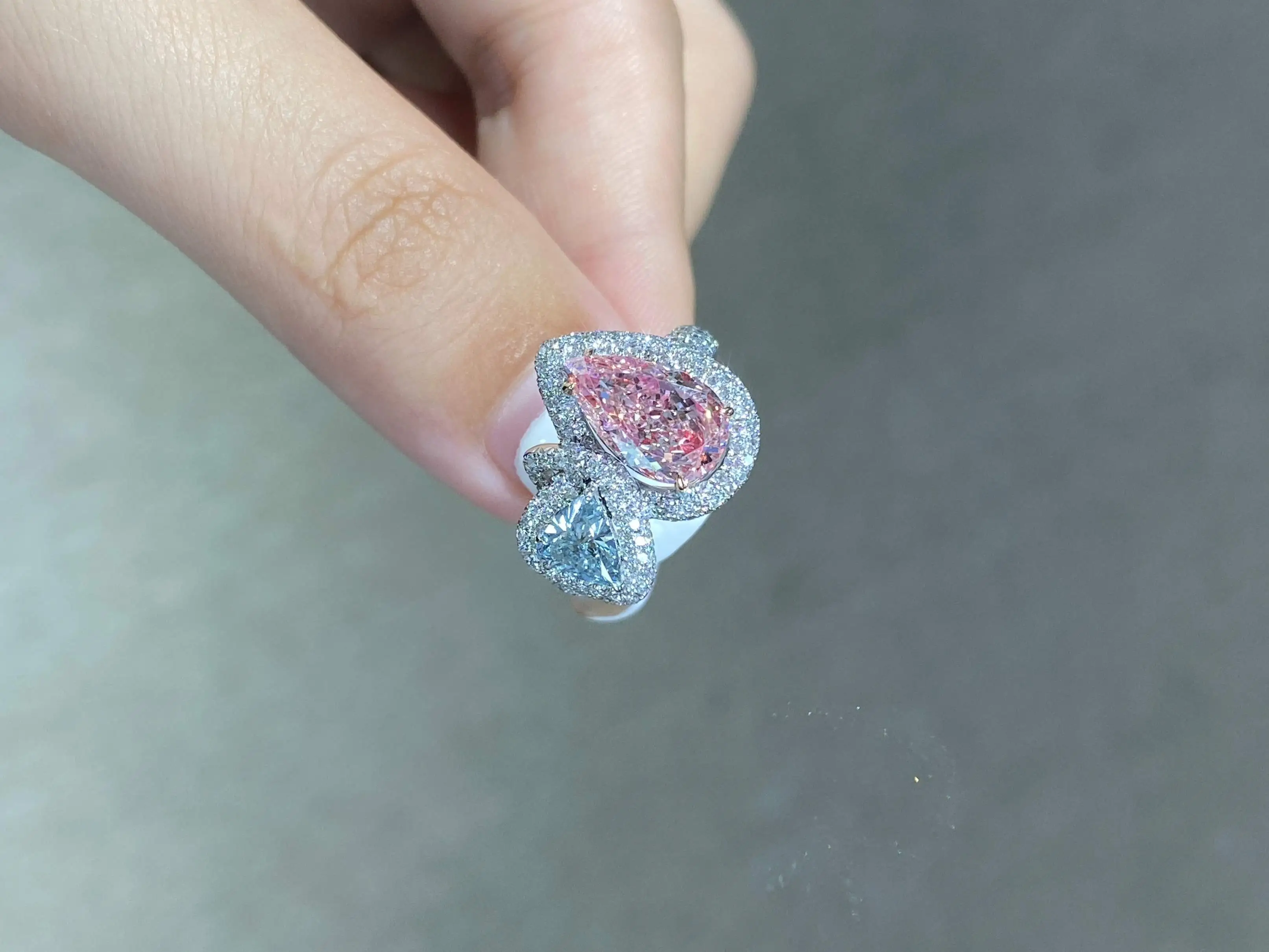 خاتم ألماس من ZKZ بتصميم خاص مصنوع من حجرين مقطوعين على شكل كمثرى ومعتمد من IGI 1