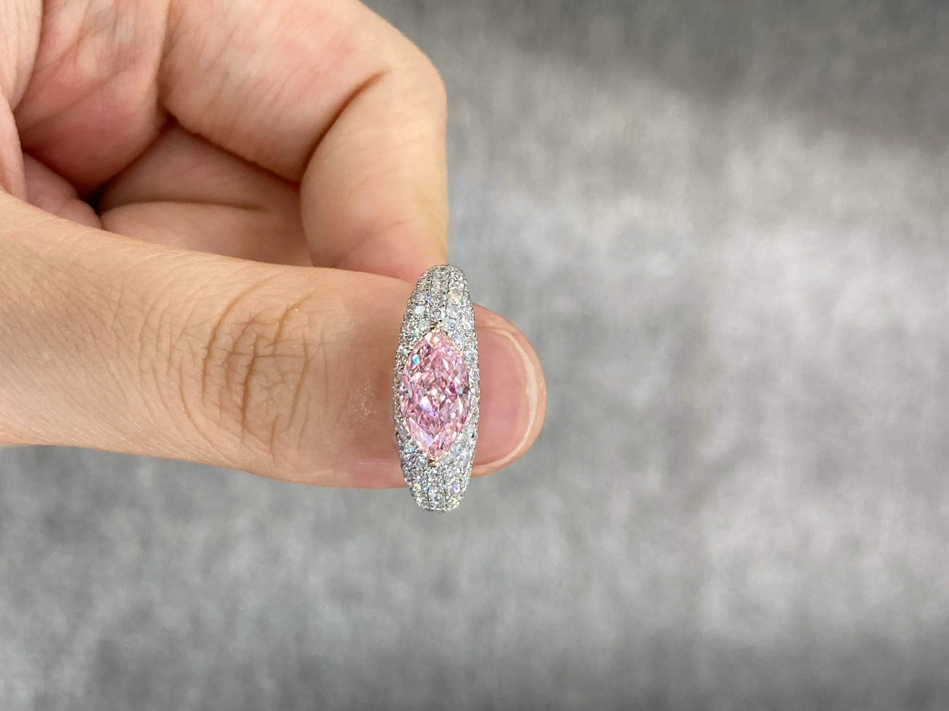 خاتم ألماس معملي عيار 18 قيراطًا، خاتم ألماس ماركيز بوزن 1.36 قيراطًا، خاتم مصمم خصيصًا مرصع بالألماس بالكامل مع شهادة IGI 1