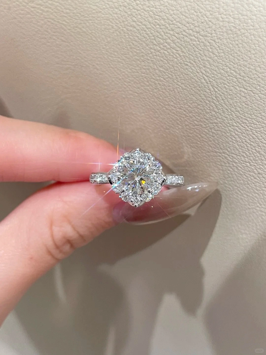 Round-cut laboratory-grown diamond engagement ring, Star-like Brilliant Design, 18k gold setting 1