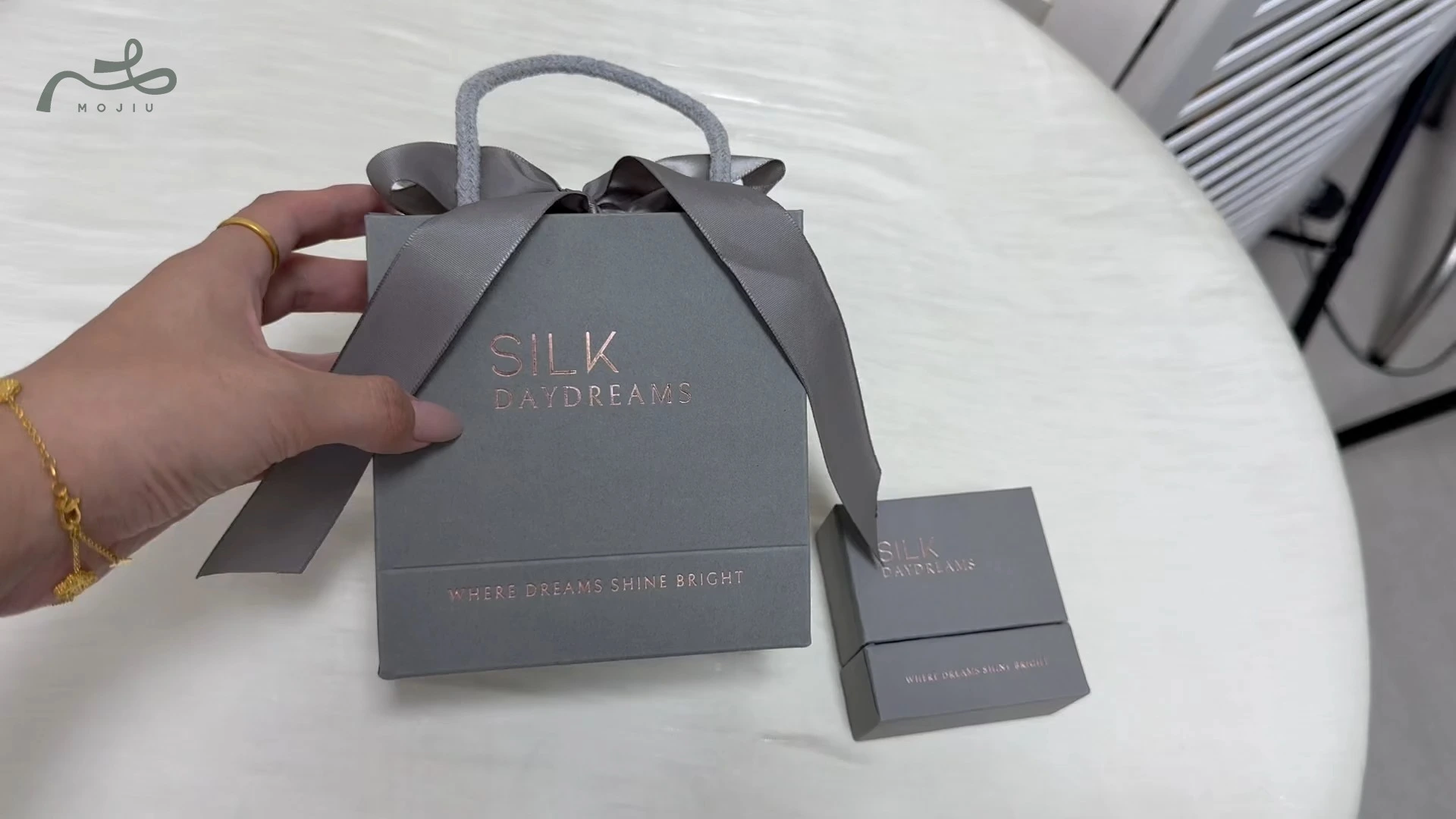 Exquisite jewelry packaging box lined with velvet, suitable for packaging rings and necklaces, with customizable logos 1