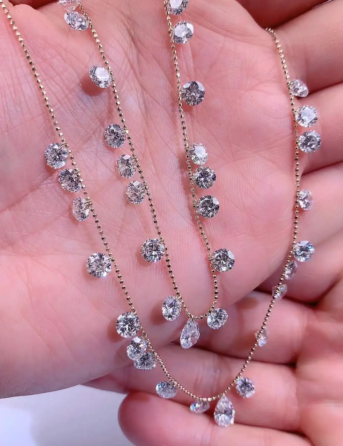 قلادة من الذهب عيار 18 قيراطًا مرصعة بالألماس، قلادة من الألماس على شكل كمثرى وزنها 1.01 قيراط وقلادة من الألماس المستدير وزنها 10.02 قيراط 1