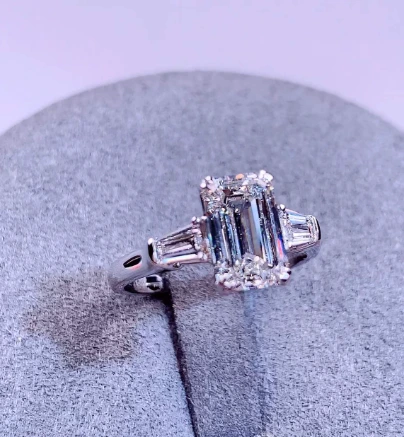 خاتم خطوبة من الذهب الأبيض عيار 18 قيراطًا، مرصع بماسة زمردية مزروعة في المختبر، وزنها 2.177 قيراط، بتصميم أنيق 1