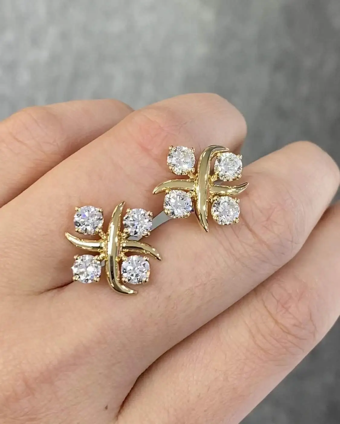 أقراط ألماس معملية عيار 18 قيراطًا، 2.848 قيراط، أقراط دائرية، أقراط موزعة بشكل متقاطع، CVD 1