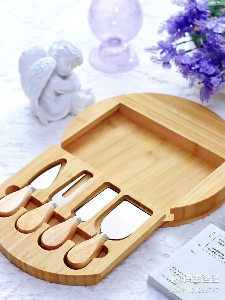 Conjunto de tábua de queijos personalizada em bambu com 4 facas e gaveta deslizante para talheres. Tábua redonda para queijos e charcutaria. 1