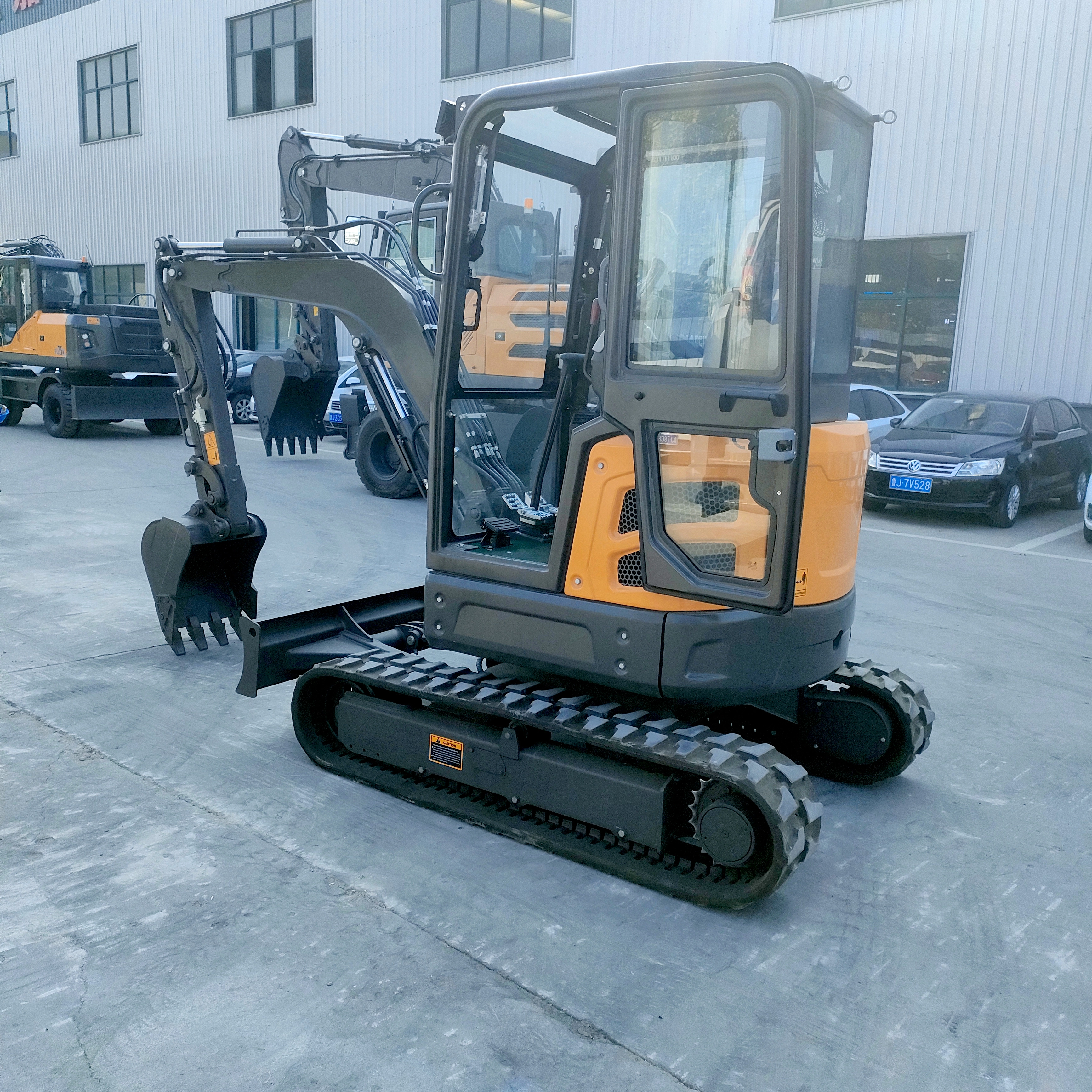 Mini escavadeira de 3 toneladas com acessórios, motor a diesel, para uso na construção civil. 1