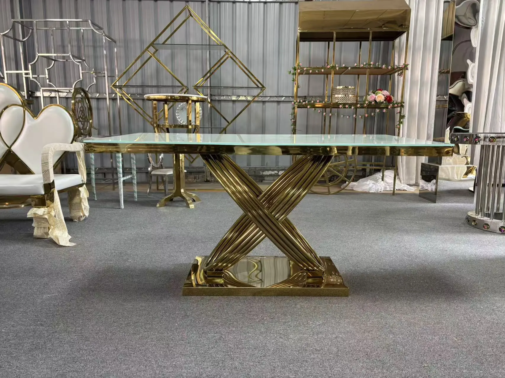 High-end gold-plated stainless steel art dining table, light luxury white glass tabletop long table, custom banquet table for weddings and parties. 1