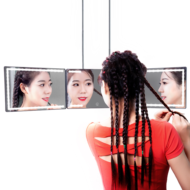 Miroir à trois volets – Femme tressant les cheveux avec lumière LED