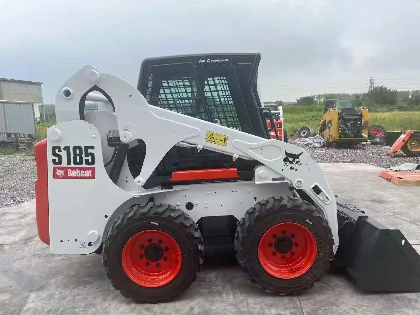 Chargeuse compacte BOBCAT S185 d'occasion (2023), mini-chargeuse de haute qualité, disponible à Shanghai. 1