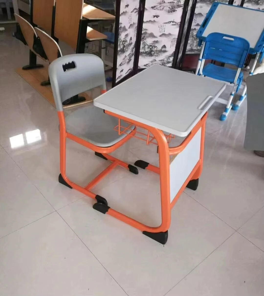 Ensemble chaise et bureau orange moderne et populaire pour salle de classe, chaise et bureau simples 1