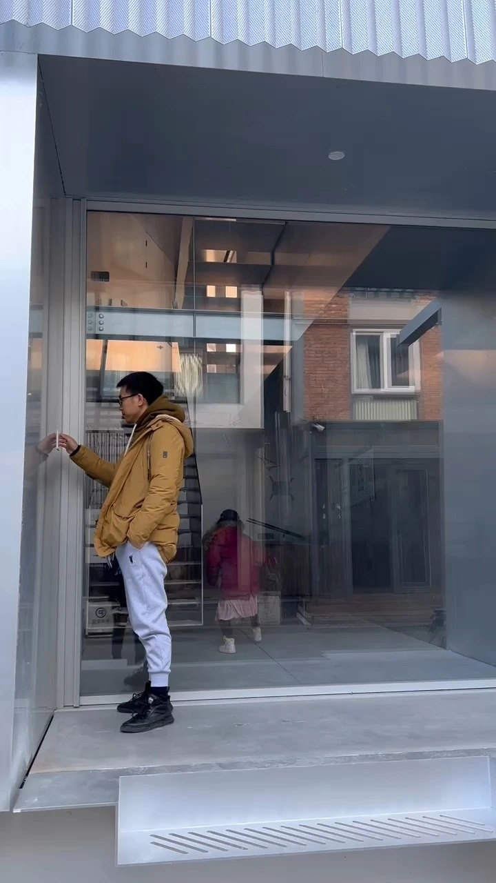 125 Series Pivot Door 1