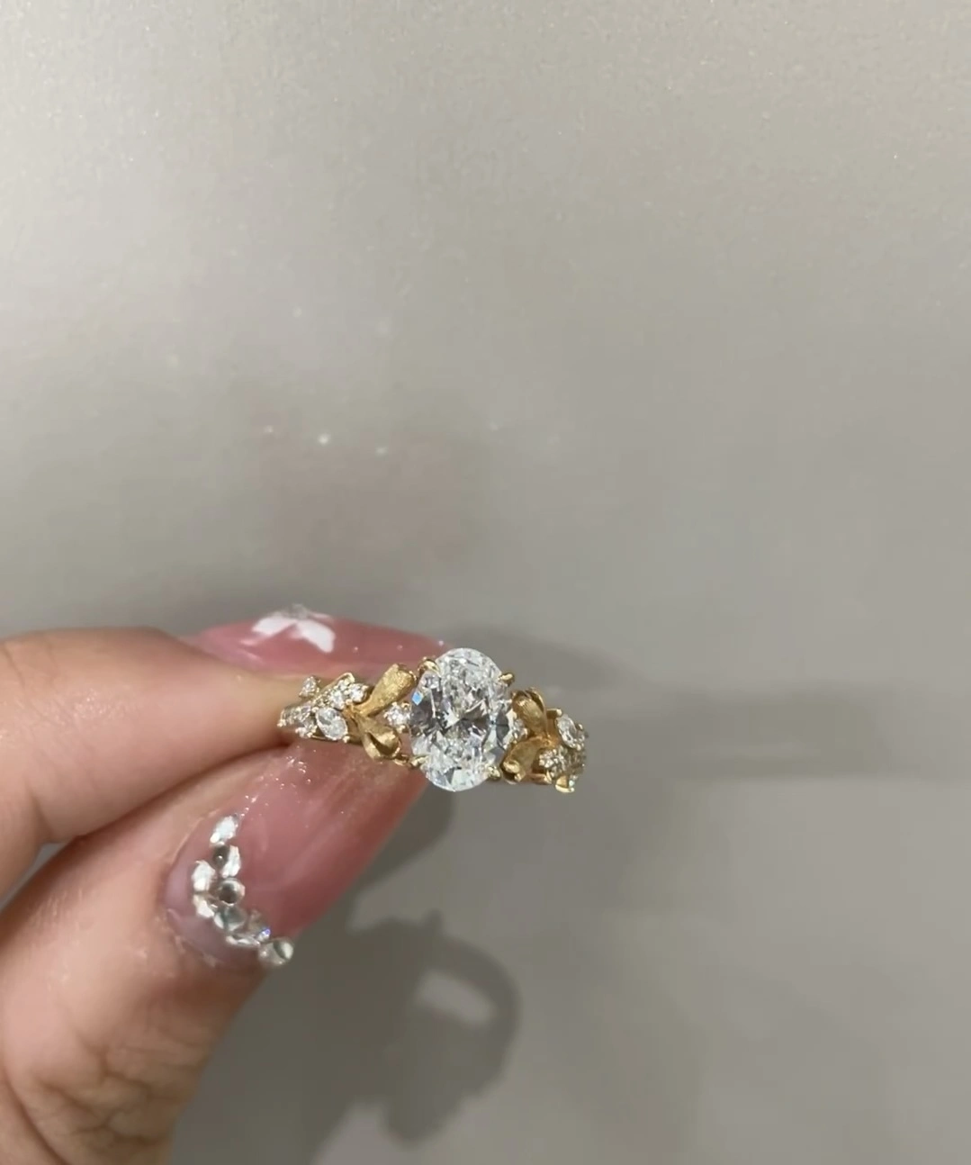 Anillo de diamantes de laboratorio de 18 quilates de 1,5 ct. Anillo ovalado con piedras laterales. Anillo de compromiso con certificación IGI. 1