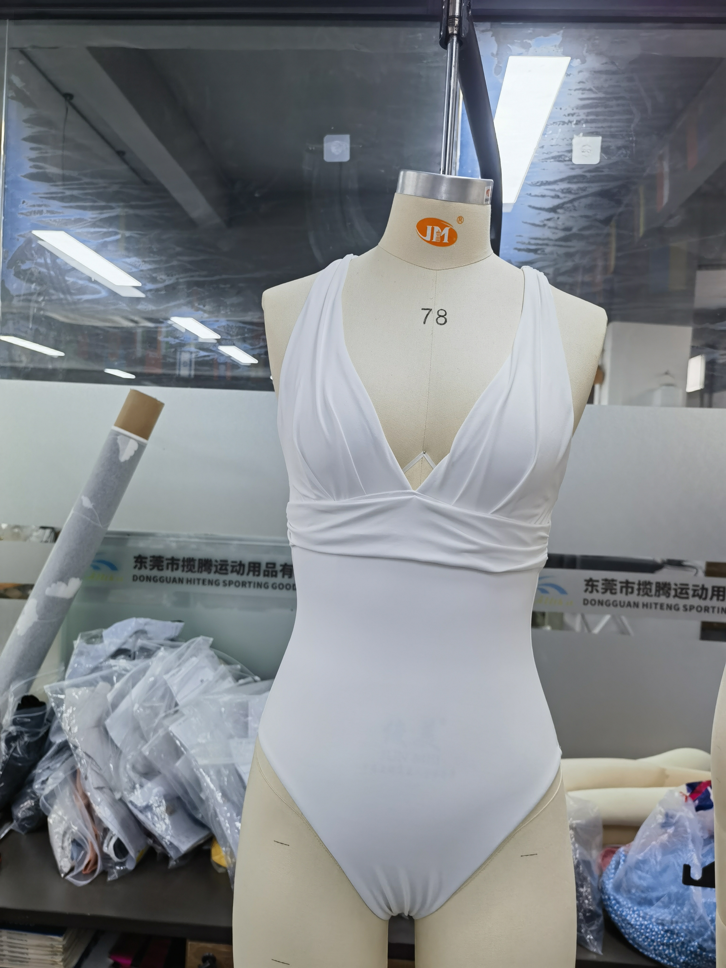 Caipín próifíle íseal - liath dorcha: do stíl a ardú le TeeShoppen, image size:3072x4096