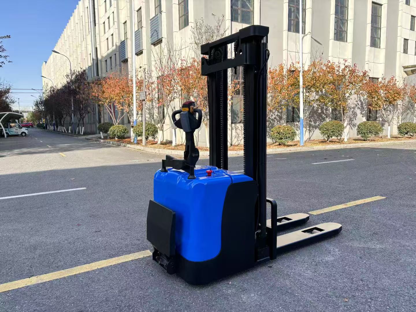 Vlift 2 ton counterbalanced electric stacker lifting height 4m（VS20） 1