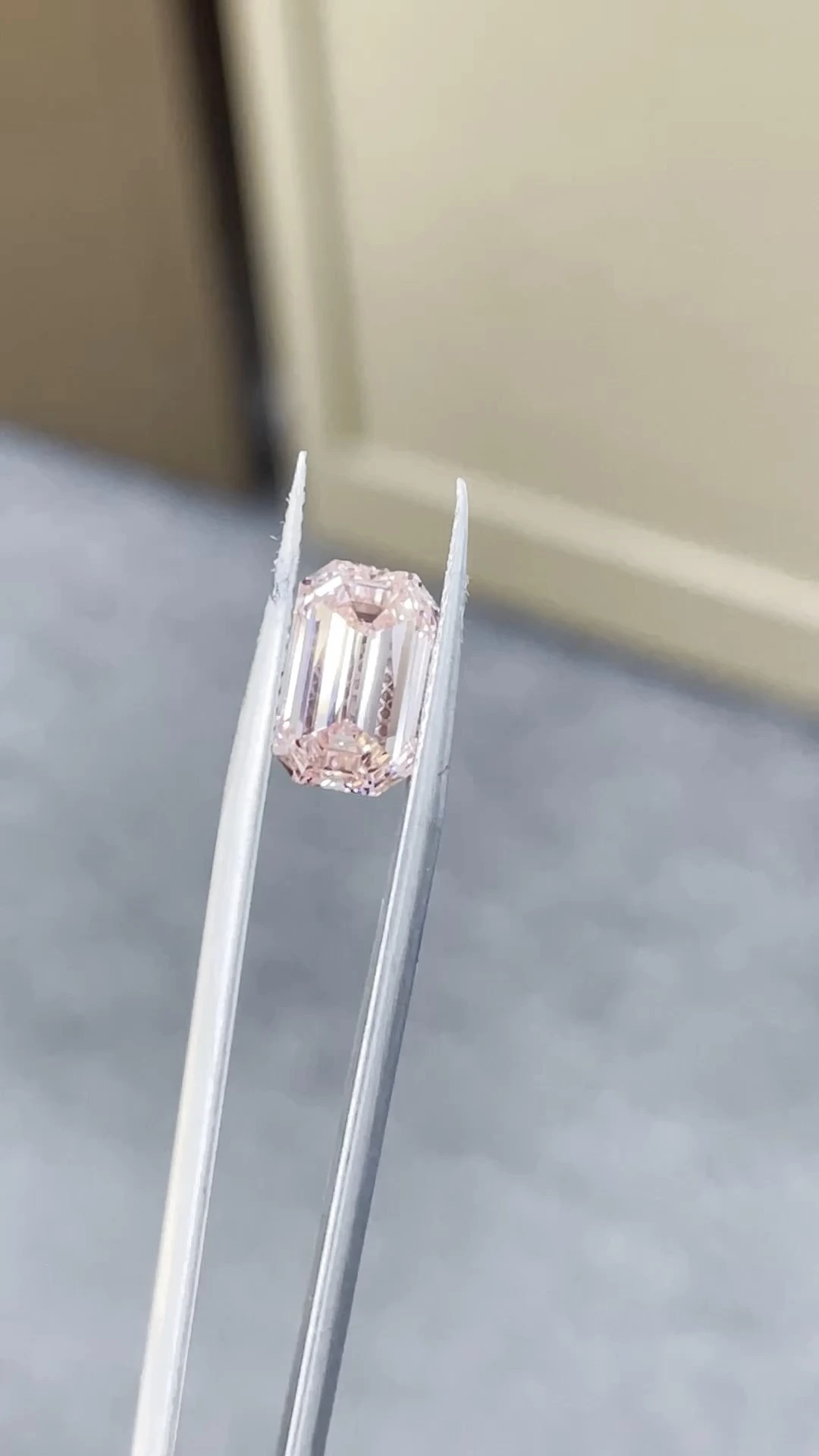 Diamante cultivado en laboratorio de talla esmeralda VVS2 de color rosa intenso de lujo de 3,35 ct 1