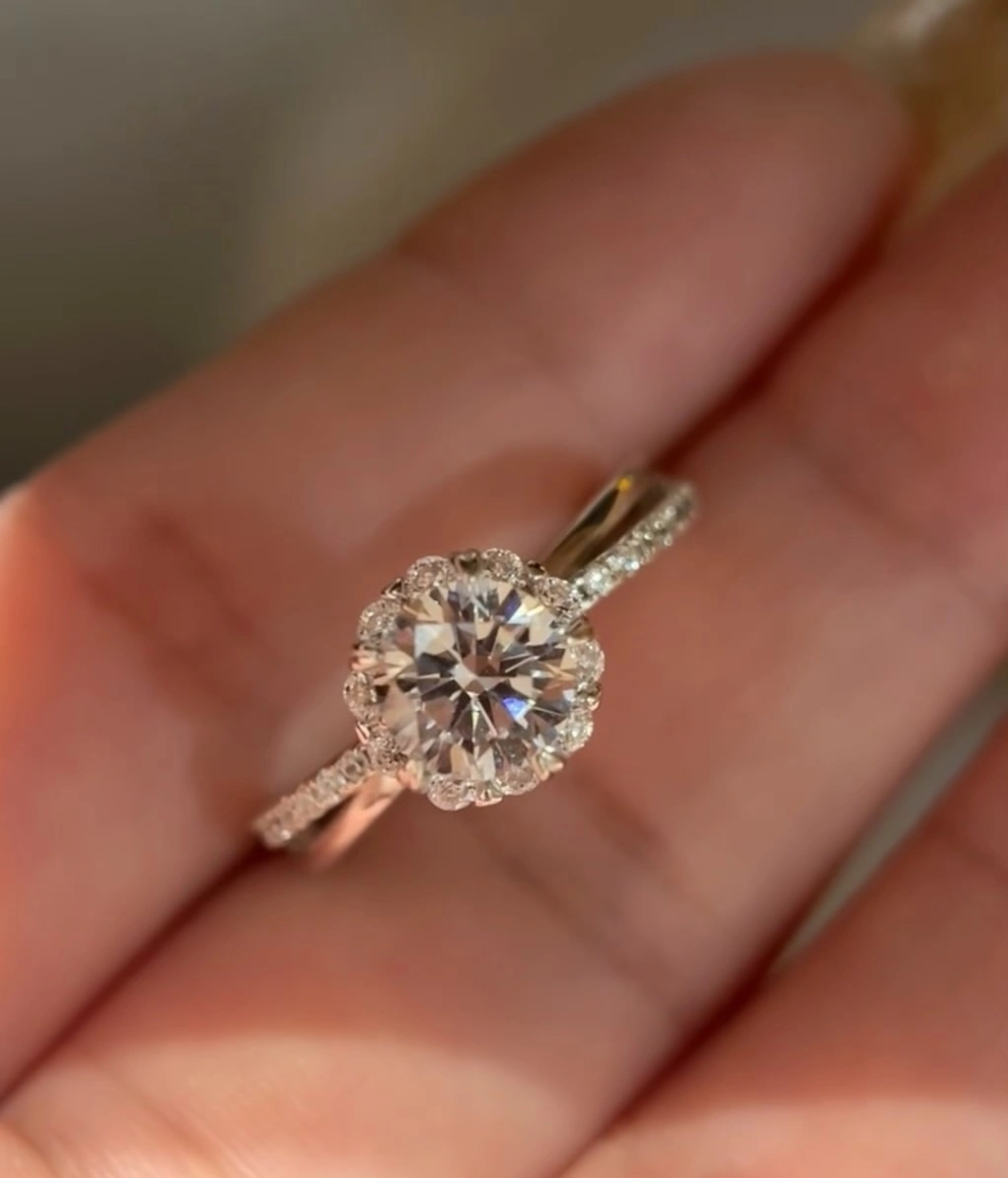 Anillo de diamantes de laboratorio de 18 quilates de 1,5 ct con doble capa de copo de nieve redondo y certificación IGI. 1