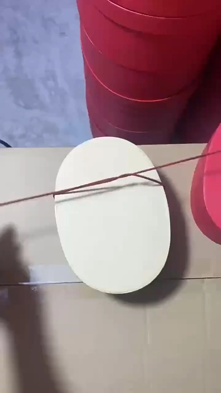 Boîte cadeau de Noël ovale en papier kraft 1