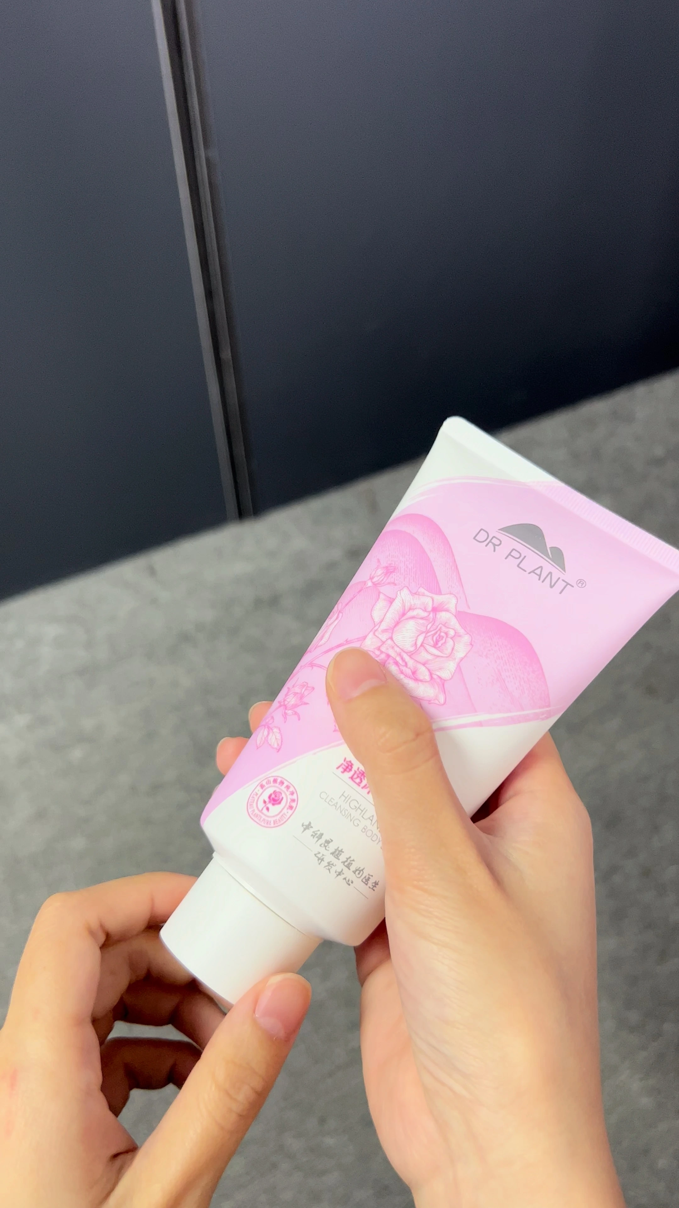 D35/40/50 Plastic Tube with 180° Rotatable Opening & Closing Cap 1