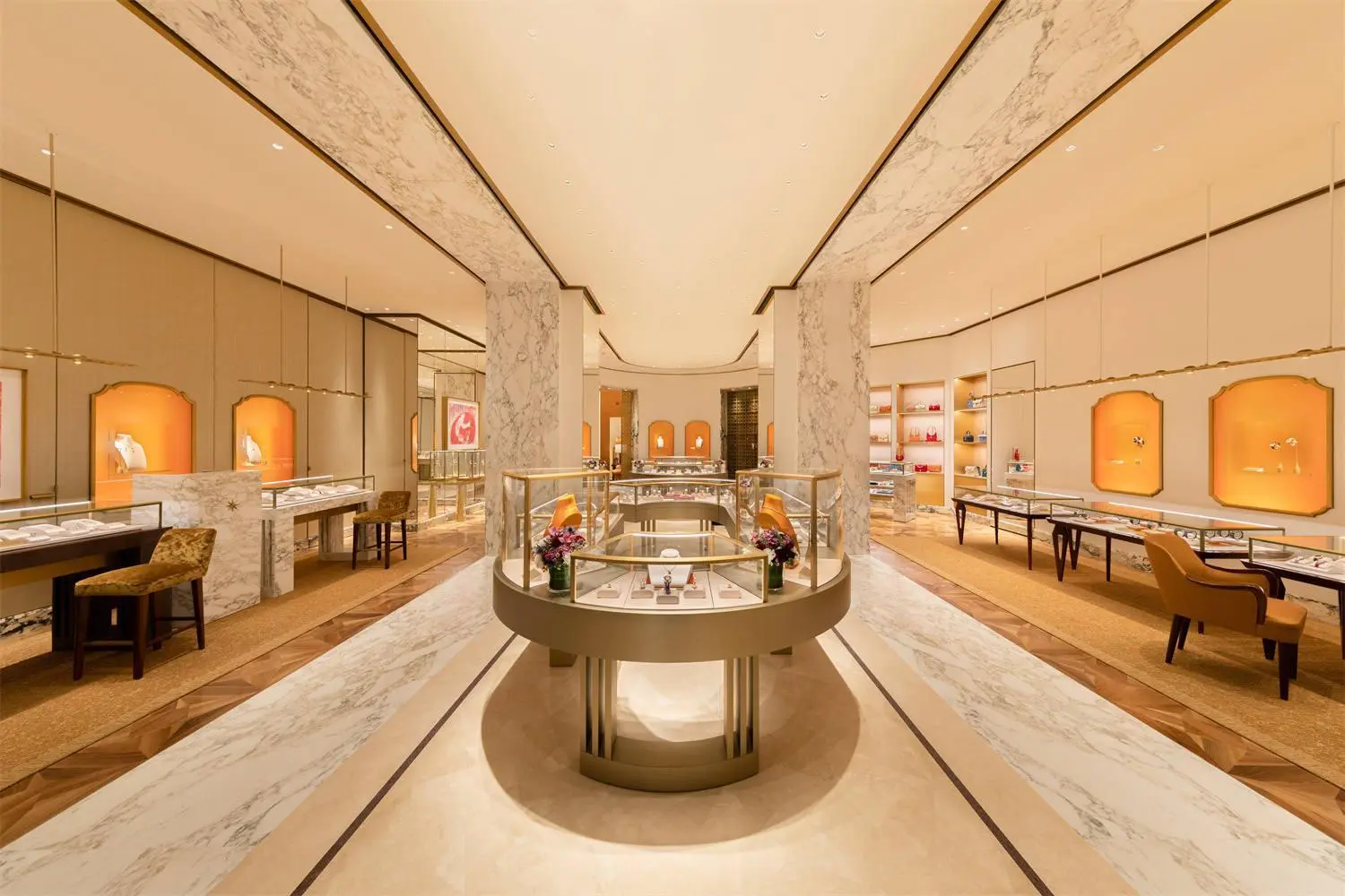 Luxeshowcase Debuts: The Circular Island Jewelry Display Cabinet – Redefine Luxury Retail Display 1