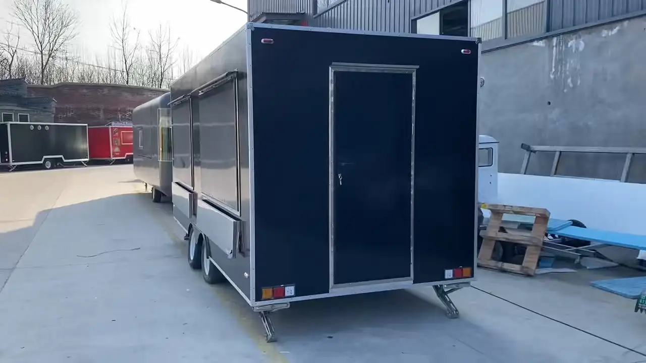 مقطورة طعام سوداء بمحورين: نافذة تقديم قابلة للفتح وجزء داخلي للطهي من الفولاذ المقاوم للصدأ 1