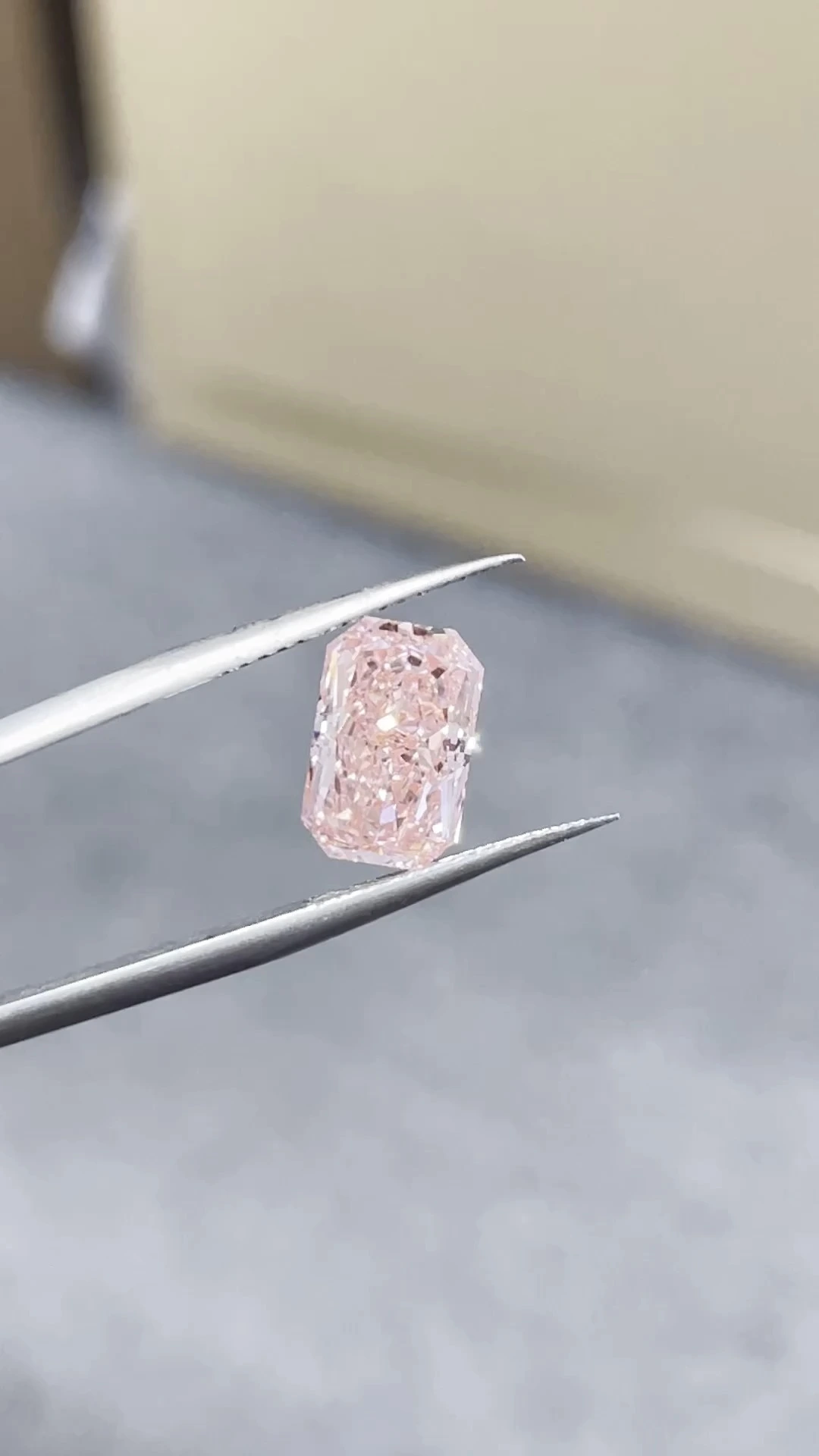 Diamante cultivado en laboratorio de 3,01 ct, color rosa intenso, talla radiante, claridad VS1 1
