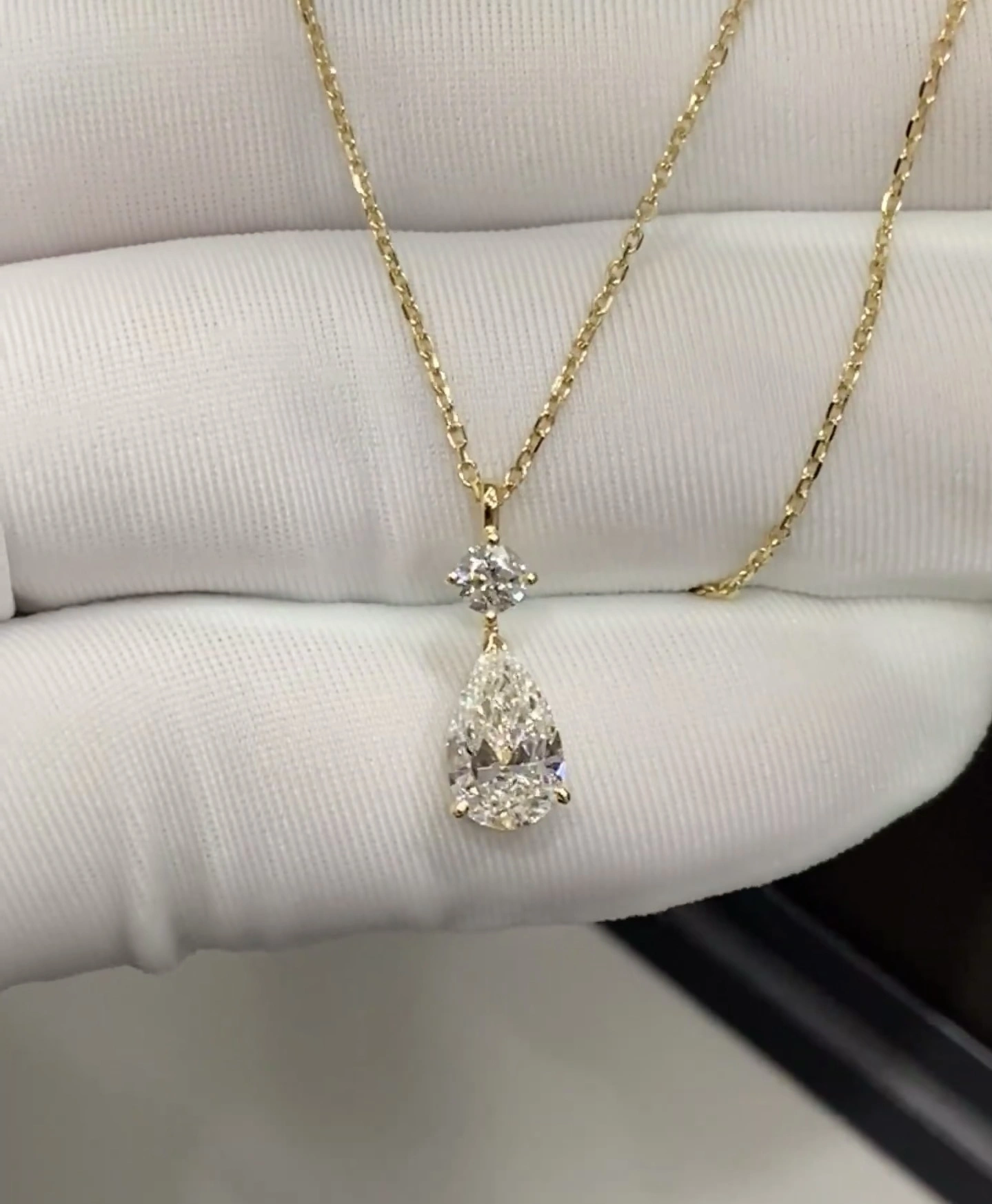 ZKZ Jewelry High Quality Classical Design 18K Yellow Gold Lab Grown Pear Cut Diamond Pendant Engagement 1