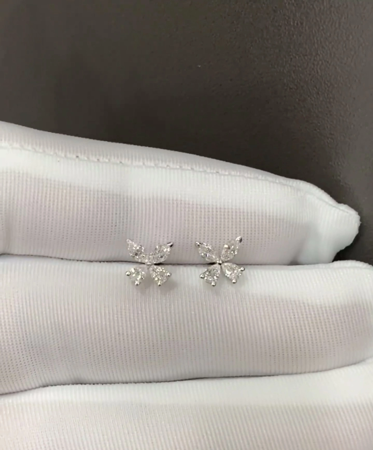 Boucles d'oreilles en diamants de laboratoire 18 carats, taille marquise et poire, motif papillon, personnalisables. 1