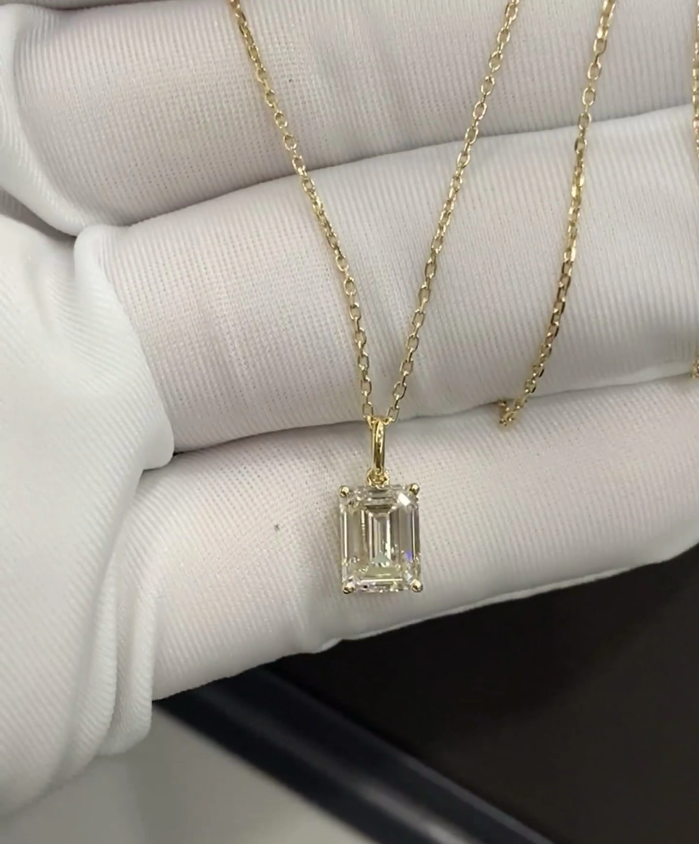 18K  yellow gold 2.65ct Emerald Lab Diamond Necklace Customized necklace with IGI certificate 1