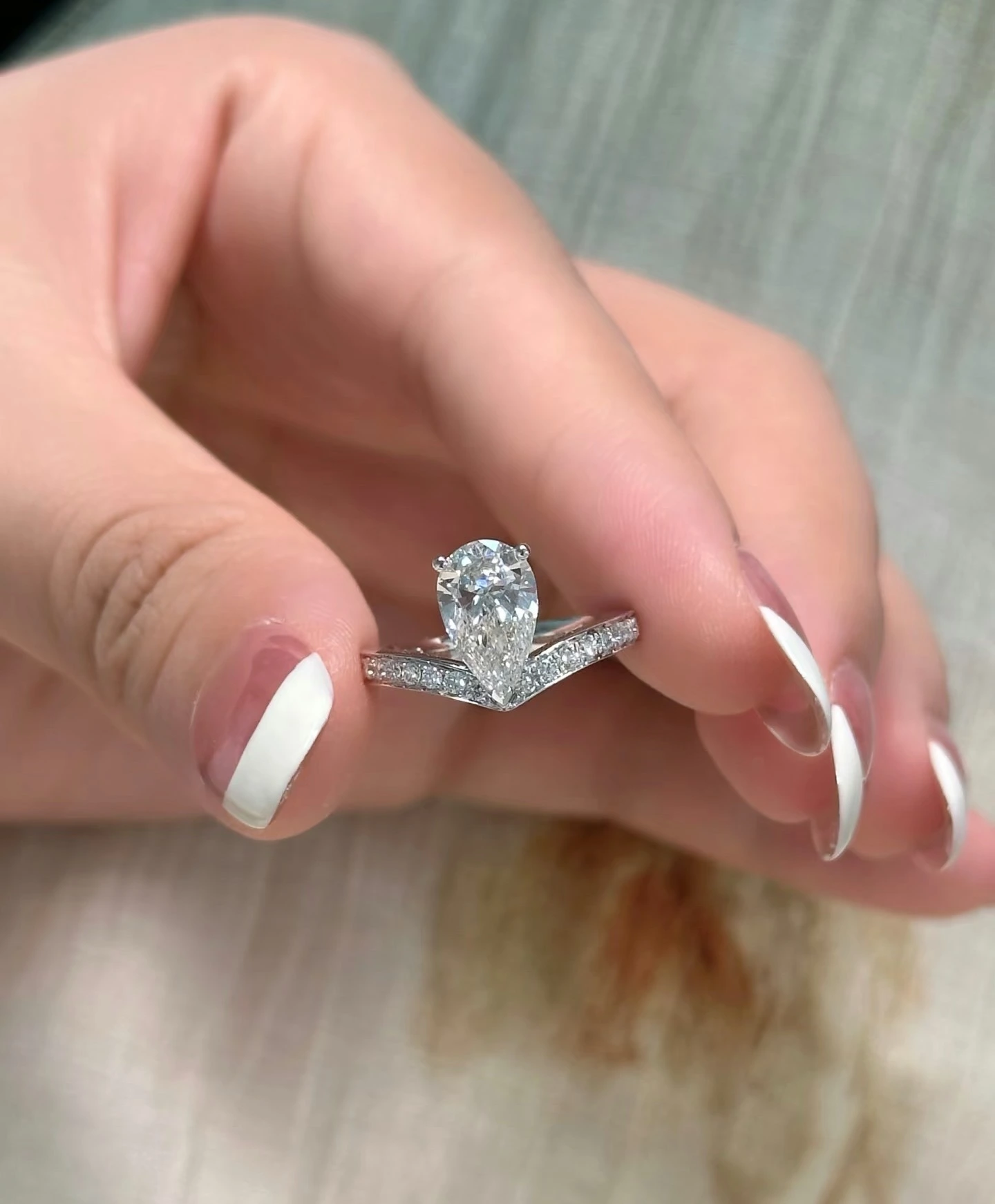 Bague de fiançailles en or blanc 18 carats avec diamant de laboratoire brillant de haute pureté, taille poire. 1