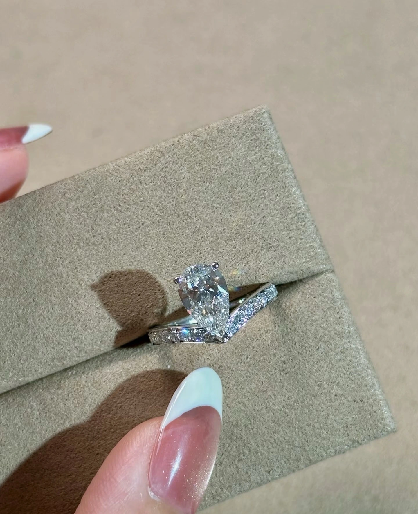 Bague de luxe ZKZ Jewelry en or blanc 18 carats sertie d'un diamant de laboratoire taille poire, certifiée IGI. 1