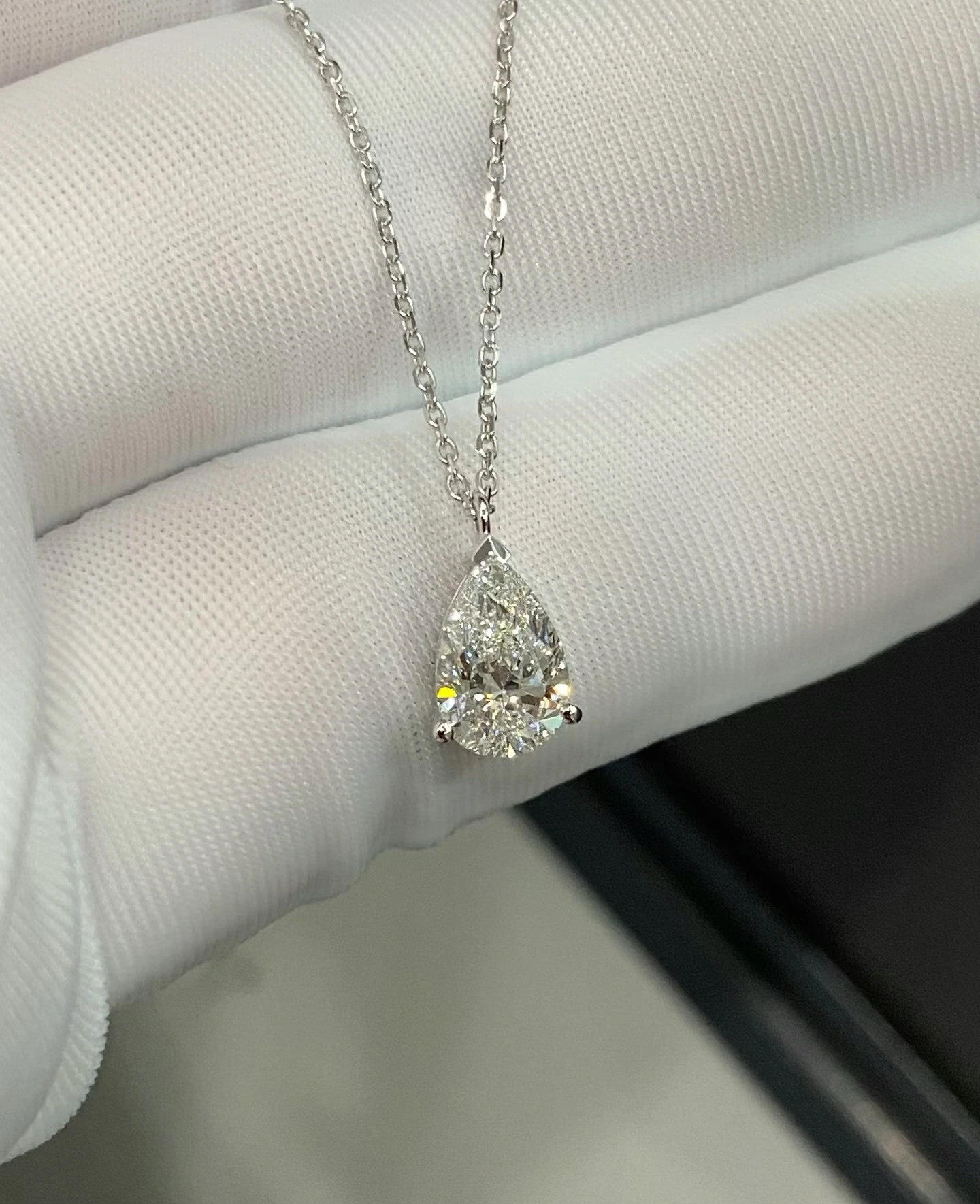 Colgante de oro blanco de 18 quilates con diamantes cultivados en laboratorio de alta claridad y corte brillante en forma de pera. 1