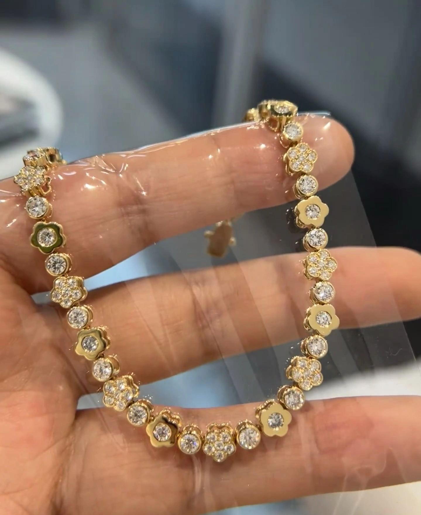 18K Yellow Gold Lab Diamond Bracelet 12.03ct Round flower tennis bracelet with IGI certification 1