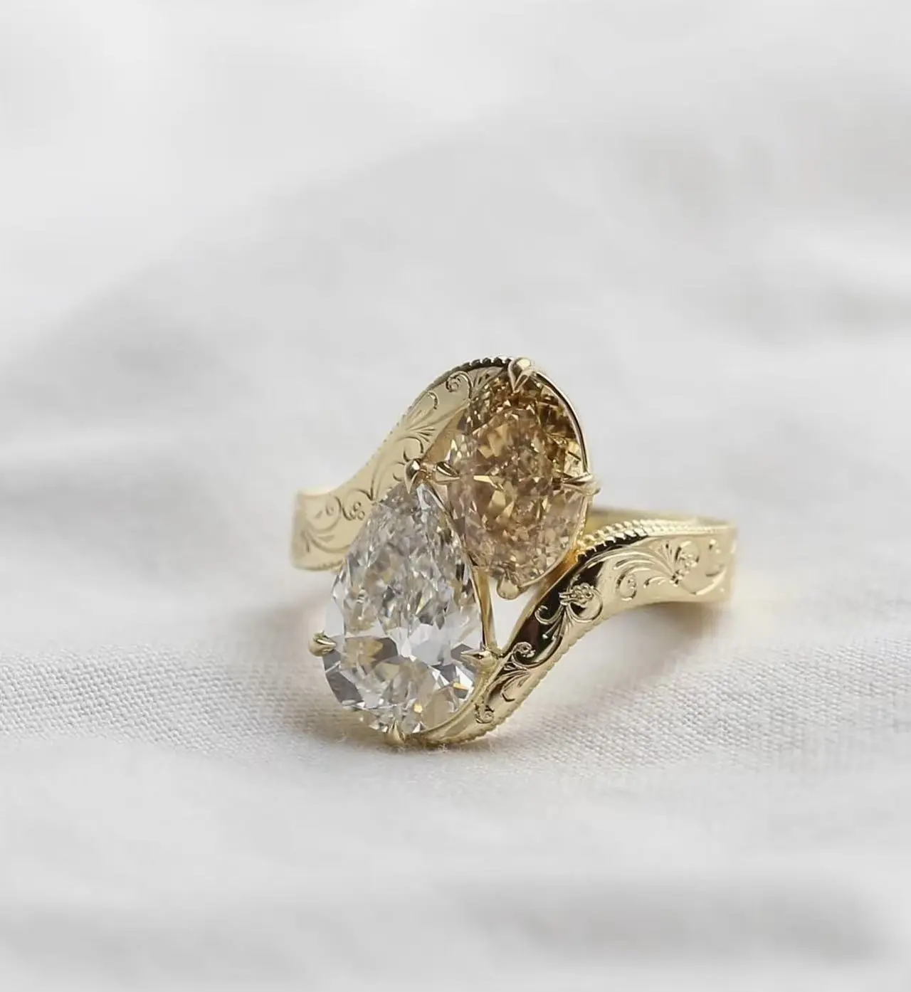 خاتم خطوبة فاخر من الذهب الأصفر عيار 18 قيراطًا مرصع بماسة بيضاوية الشكل مصنعة مخبريًا، مع شهادة IGI. 1